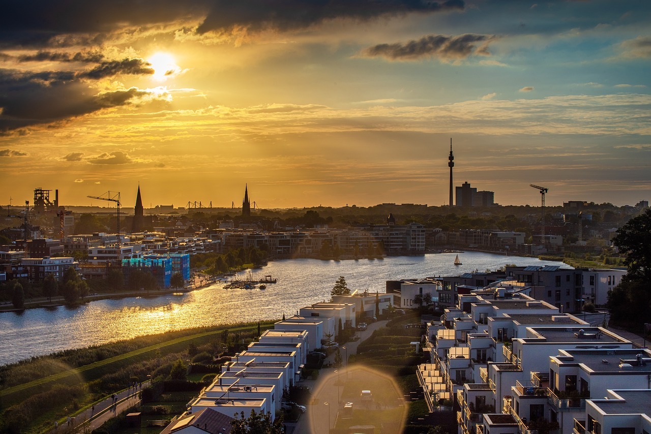 Die malerische Kulisse von Dortmund, wie sie im Sonnenuntergang erstrahlt.