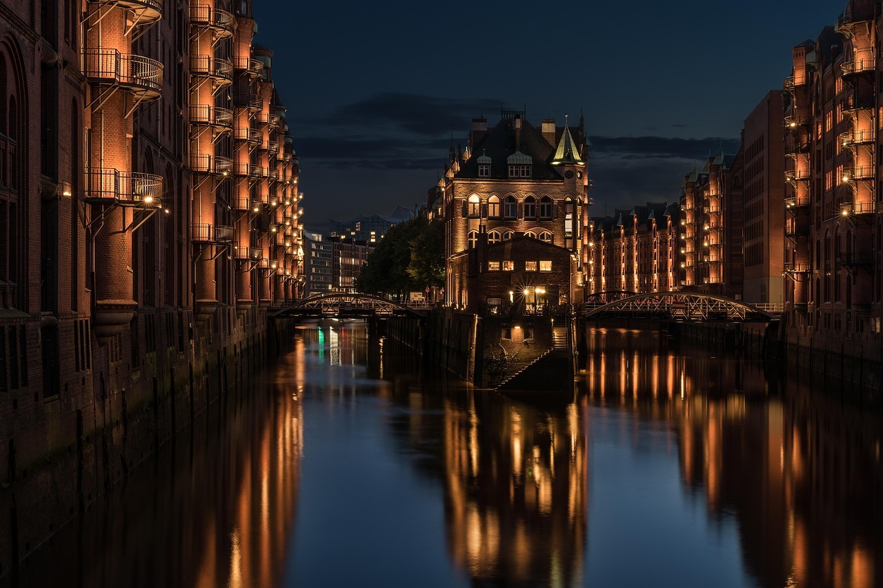 Hamburgs Speicherstadt gehüllt in den nächtlichen Glanz. | ©Pixabay