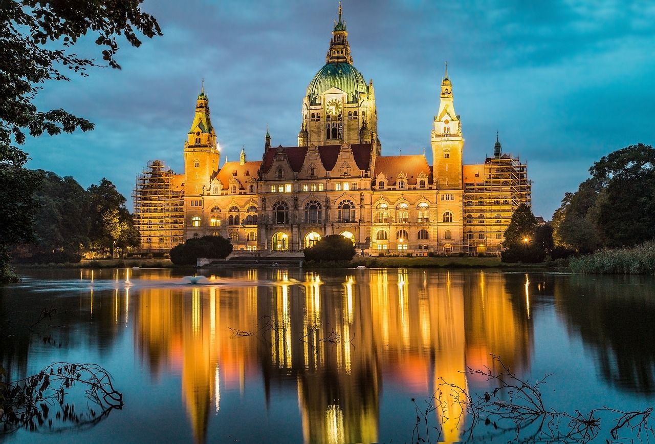 Das Neue Rathaus in Hannover wunderschön beleuchtet. | ©Pixabay
